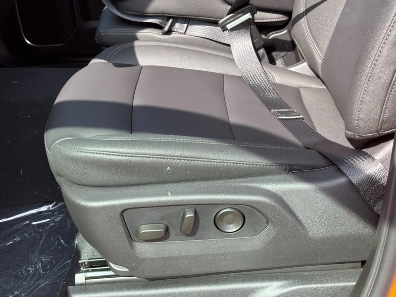 Chevrolet Silverado 2500HD Vehicle Full-screen Gallery Image 10