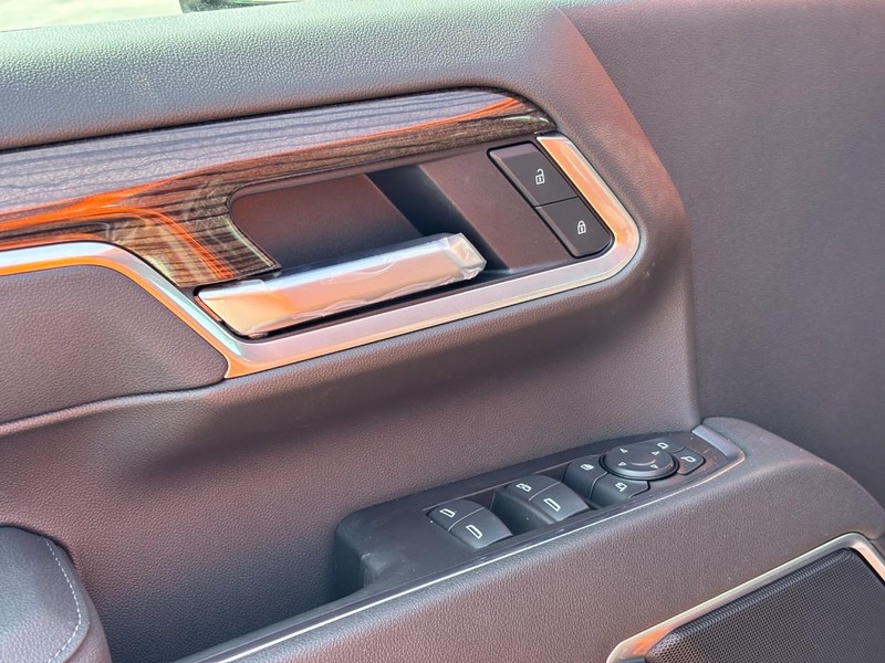 Chevrolet Silverado 2500HD Vehicle Full-screen Gallery Image 11