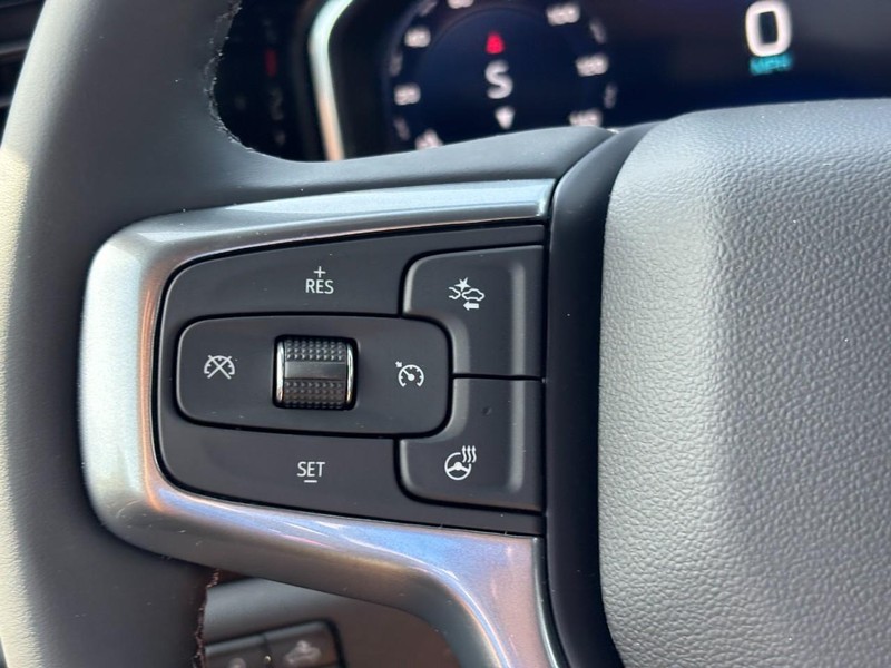 Chevrolet Silverado 2500HD Vehicle Full-screen Gallery Image 12