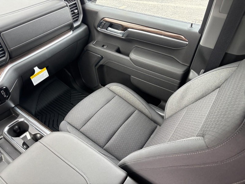 Chevrolet Silverado 1500 Vehicle Full-screen Gallery Image 9