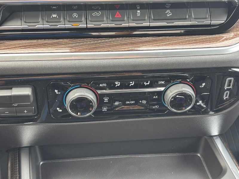 Chevrolet Silverado 1500 Vehicle Full-screen Gallery Image 18
