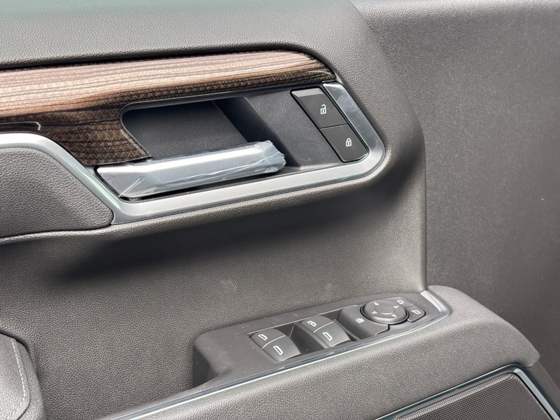 Chevrolet Silverado 1500 Vehicle Full-screen Gallery Image 11