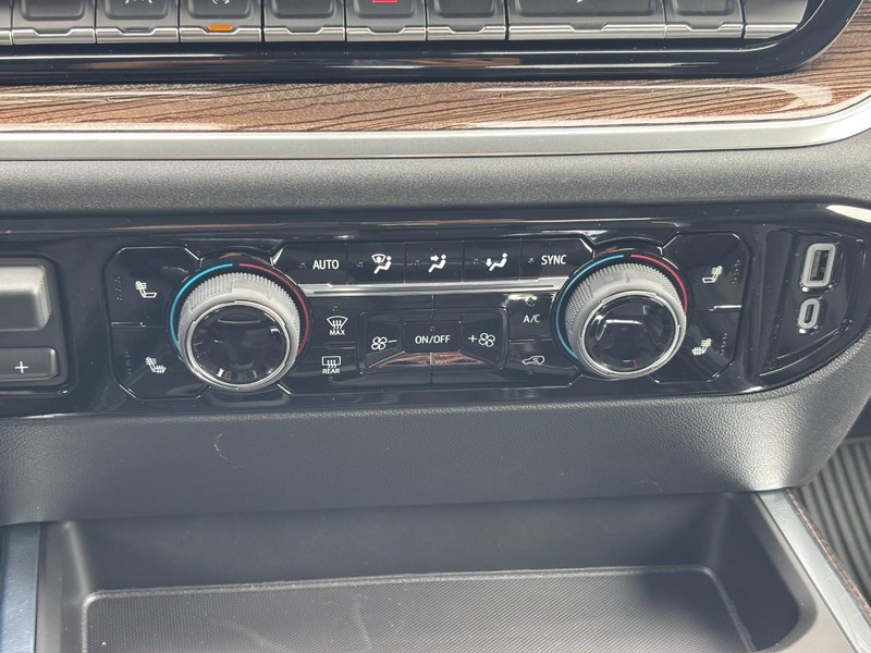 Chevrolet Silverado 1500 Vehicle Full-screen Gallery Image 17