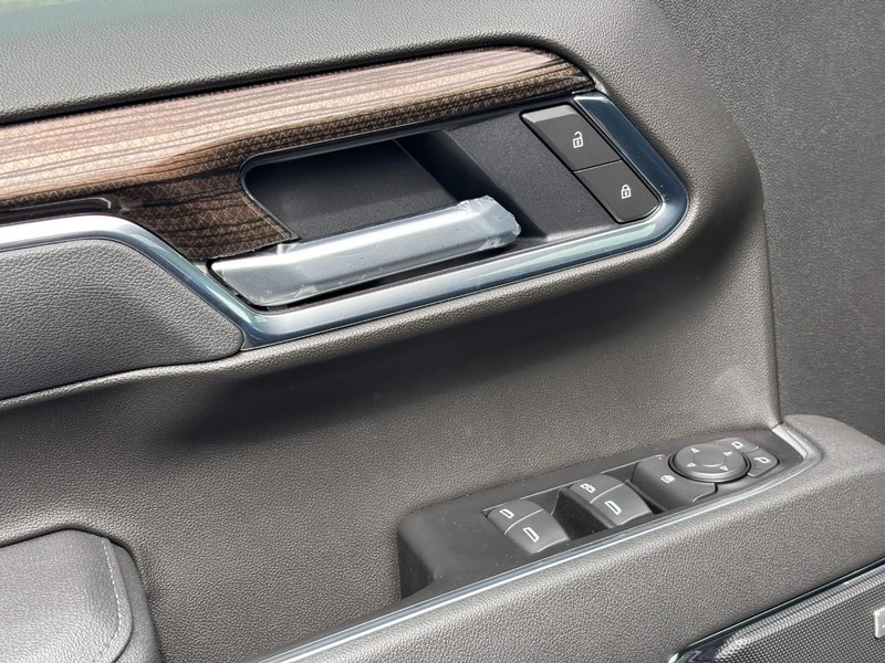 Chevrolet Silverado 1500 Vehicle Full-screen Gallery Image 12