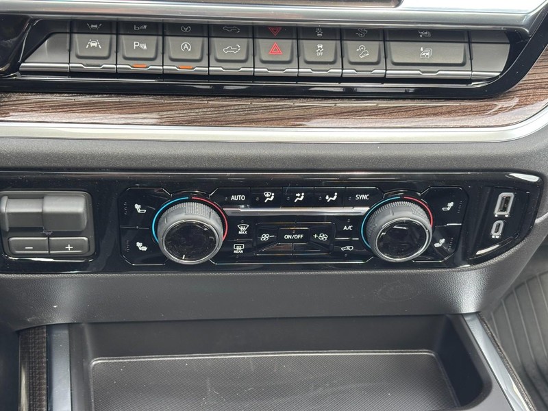 Chevrolet Silverado 1500 Vehicle Full-screen Gallery Image 19
