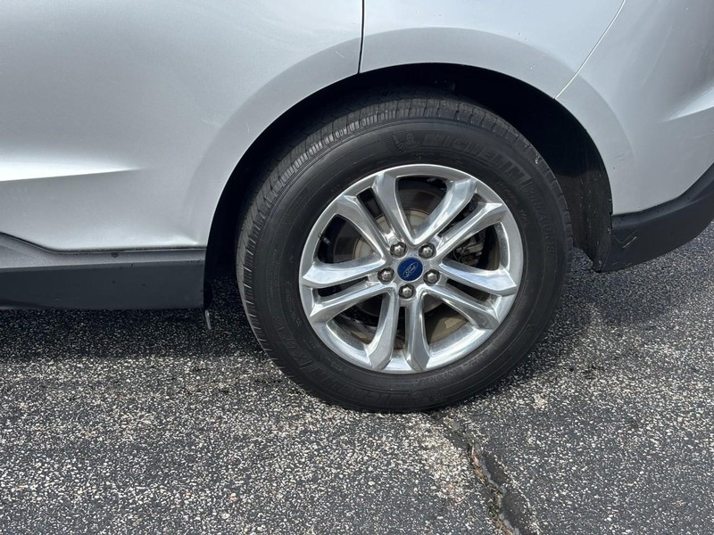 Ford Edge Vehicle Full-screen Gallery Image 09