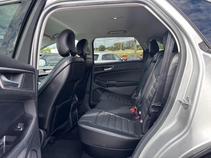 Ford Edge Vehicle Full-screen Gallery Image 10