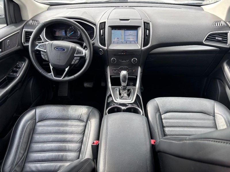 Ford Edge Vehicle Full-screen Gallery Image 11