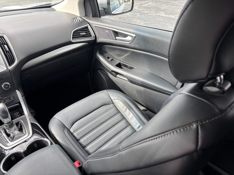 Ford Edge Vehicle Full-screen Gallery Image 14