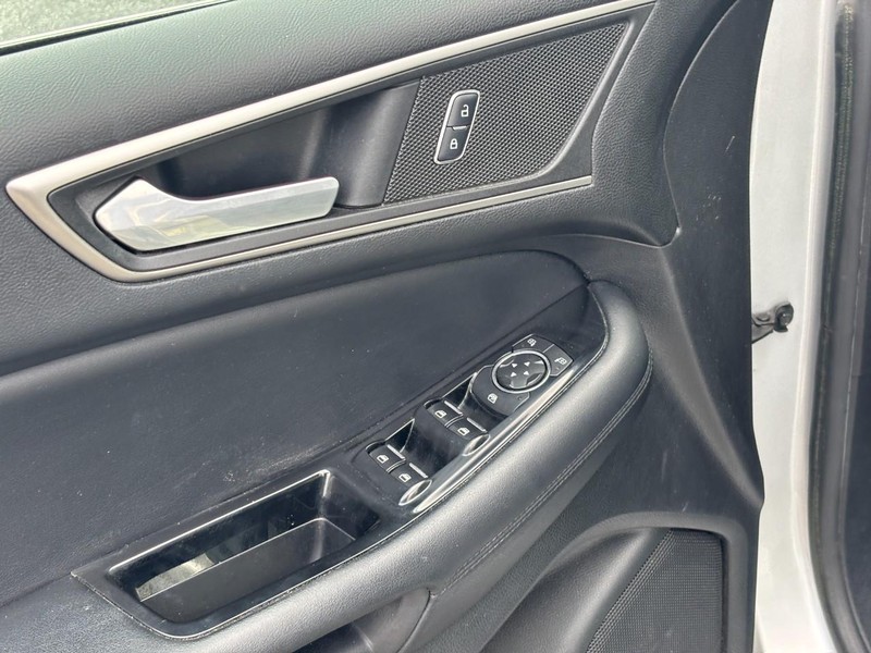 Ford Edge Vehicle Full-screen Gallery Image 16