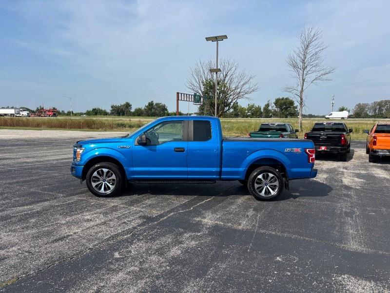 Ford F-150 Vehicle Full-screen Gallery Image 02