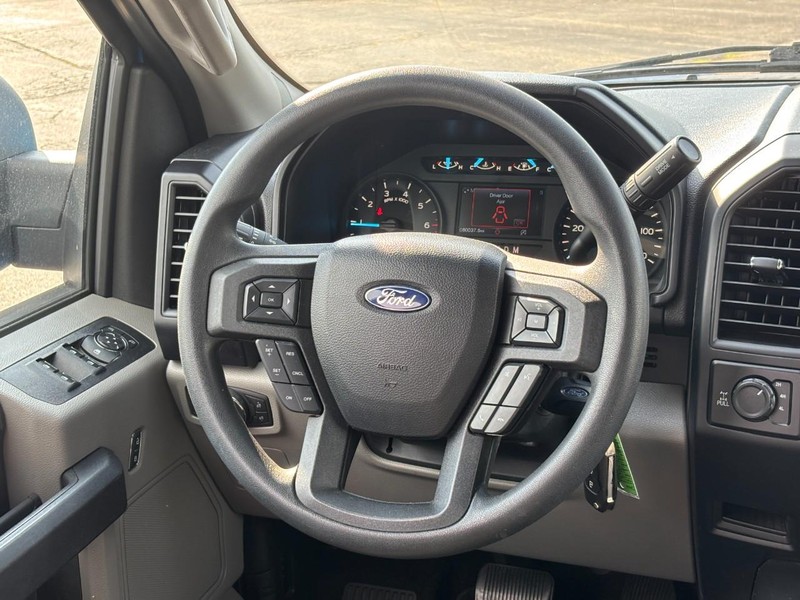 Ford F-150 Vehicle Full-screen Gallery Image 12