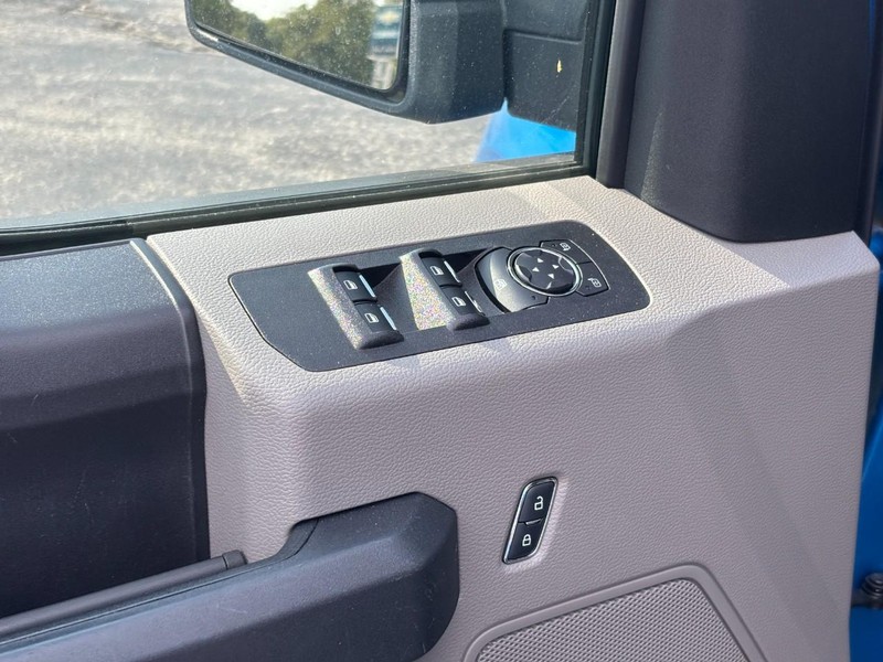 Ford F-150 Vehicle Full-screen Gallery Image 16