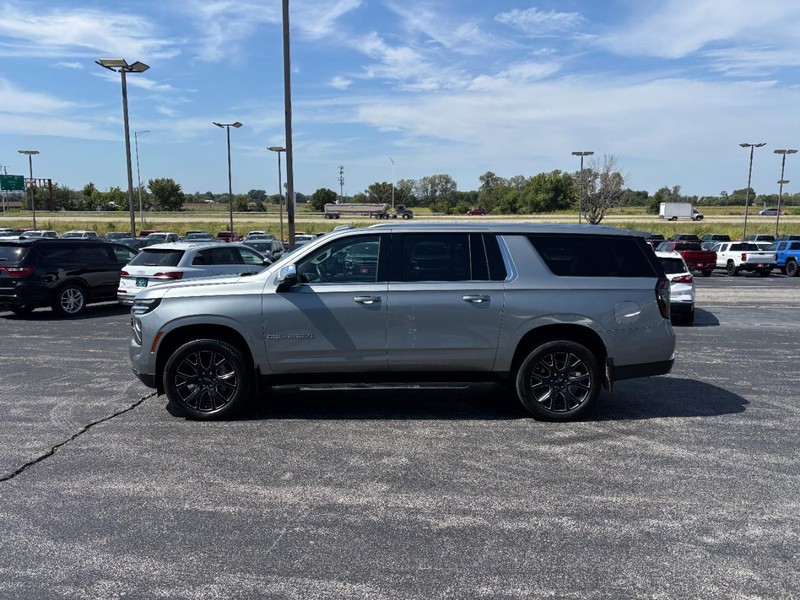 Chevrolet Suburban Vehicle Full-screen Gallery Image 02