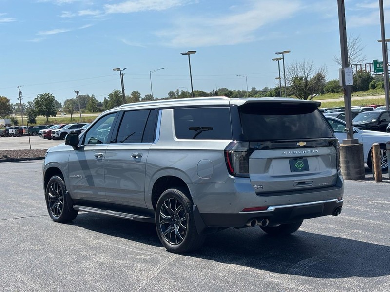 Chevrolet Suburban Vehicle Full-screen Gallery Image 03