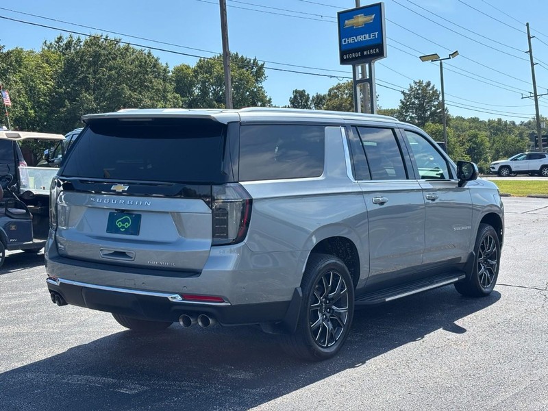 Chevrolet Suburban Vehicle Full-screen Gallery Image 05