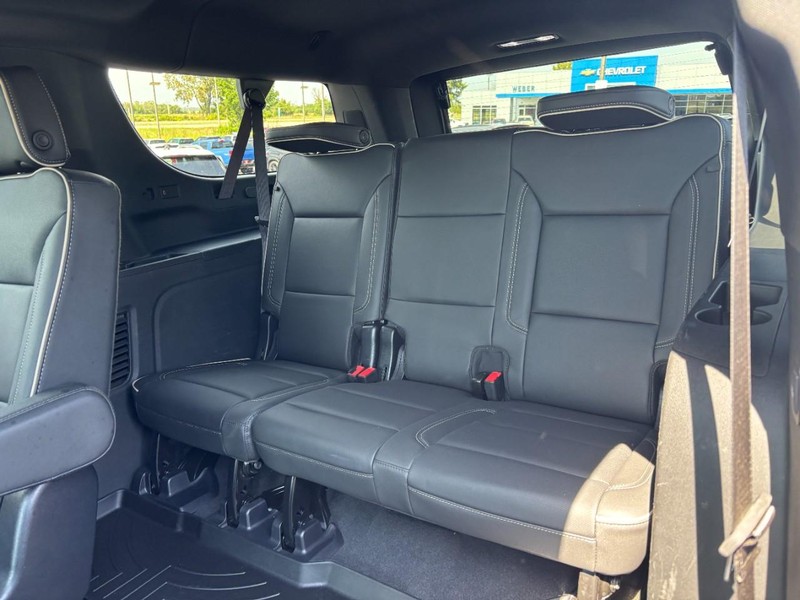 Chevrolet Suburban Vehicle Full-screen Gallery Image 10