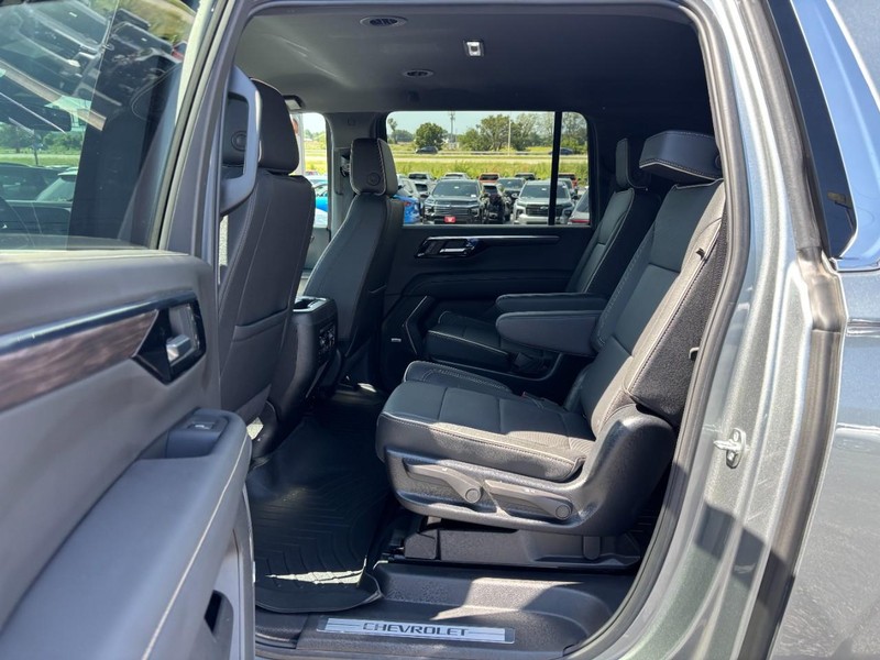 Chevrolet Suburban Vehicle Full-screen Gallery Image 11