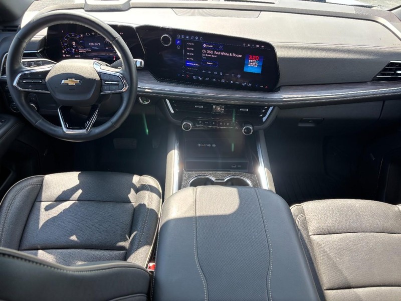 Chevrolet Suburban Vehicle Full-screen Gallery Image 12