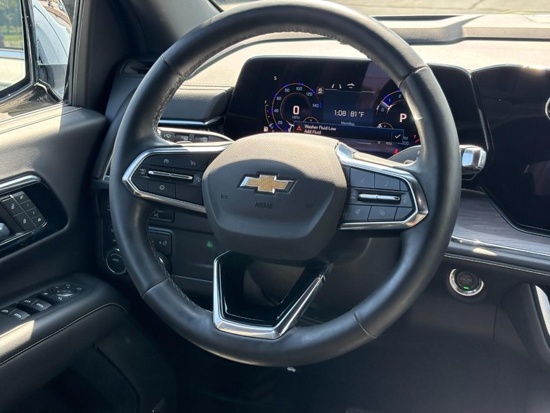 Chevrolet Suburban Vehicle Full-screen Gallery Image 13