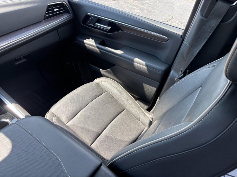 Chevrolet Suburban Vehicle Full-screen Gallery Image 15