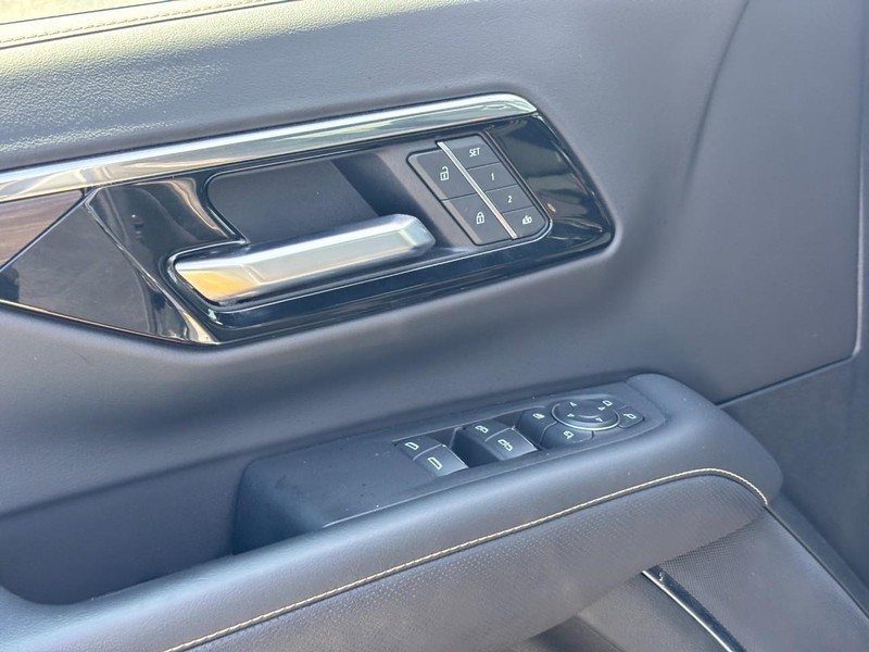 Chevrolet Suburban Vehicle Full-screen Gallery Image 17