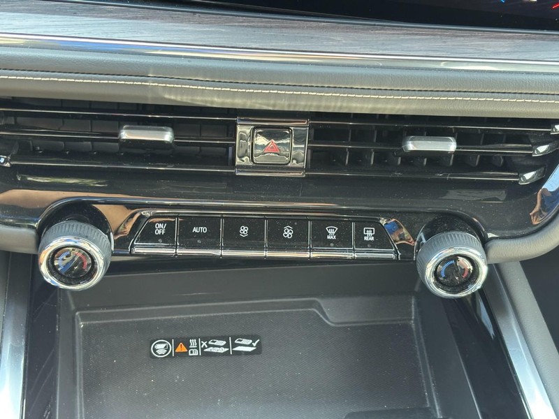 Chevrolet Suburban Vehicle Full-screen Gallery Image 24
