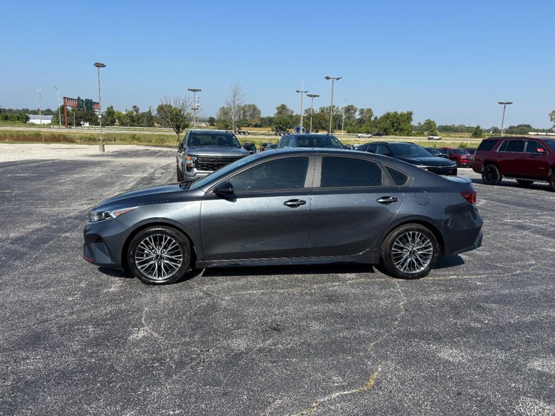 Kia Forte Vehicle Full-screen Gallery Image 02