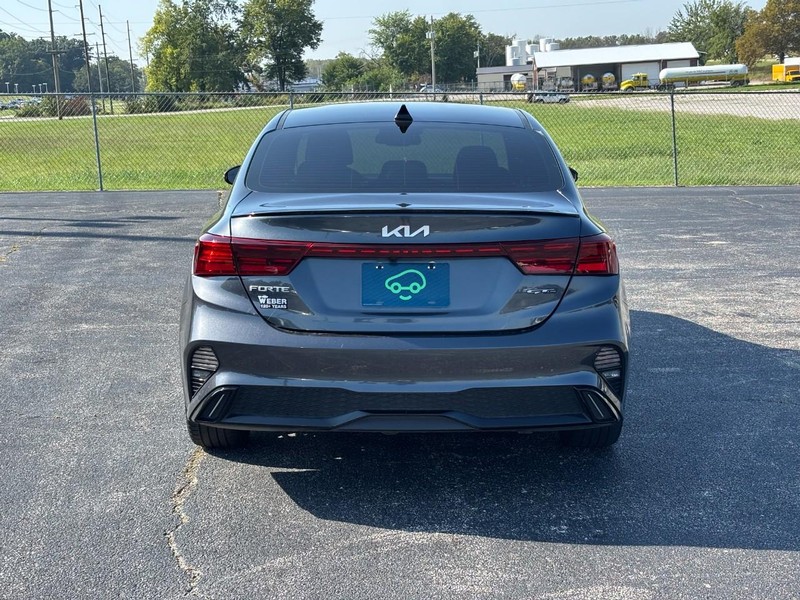 Kia Forte Vehicle Full-screen Gallery Image 04