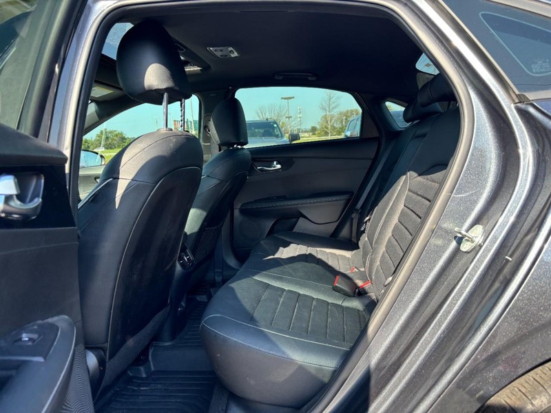 Kia Forte Vehicle Full-screen Gallery Image 10