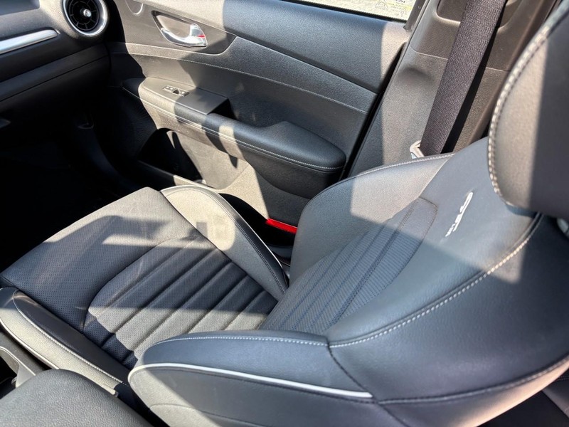 Kia Forte Vehicle Full-screen Gallery Image 14