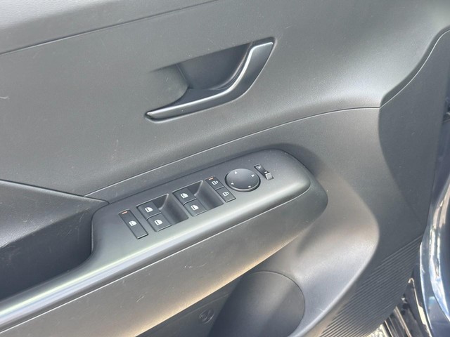 2025 Hyundai Kona SEL - Photo 16