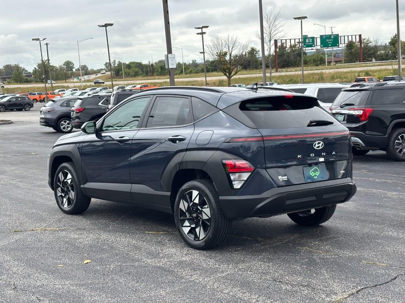 Hyundai Kona Vehicle Full-screen Gallery Image 03