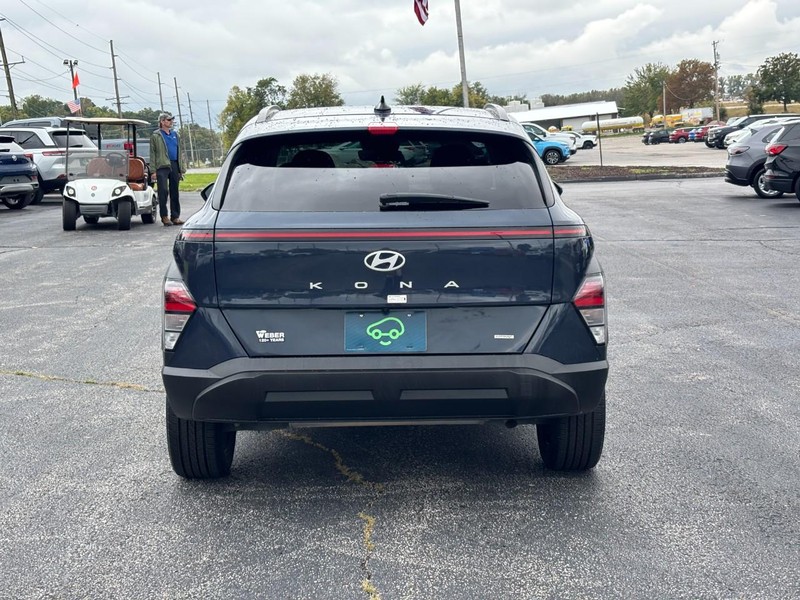 Hyundai Kona Vehicle Full-screen Gallery Image 04