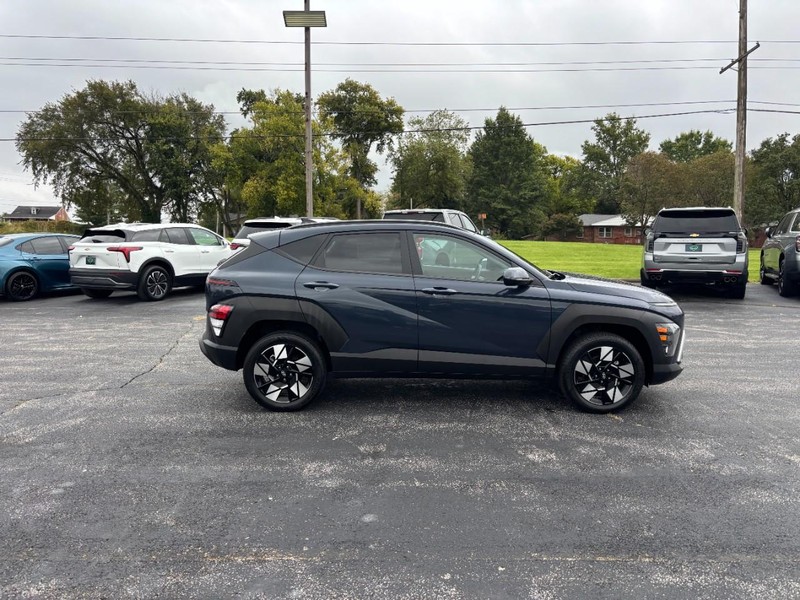 Hyundai Kona Vehicle Full-screen Gallery Image 06
