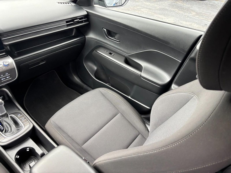 Hyundai Kona Vehicle Full-screen Gallery Image 14