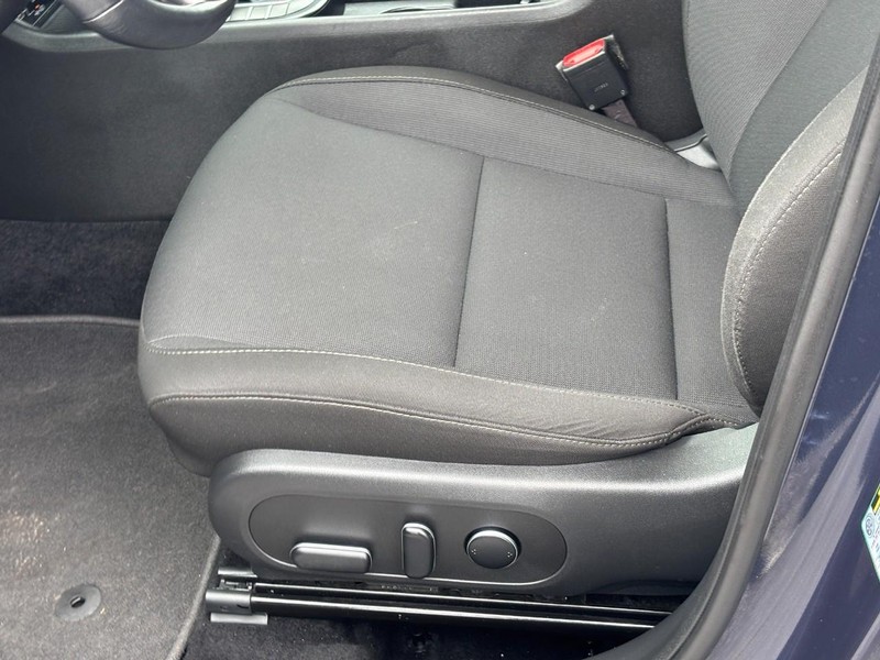 Hyundai Kona Vehicle Full-screen Gallery Image 15