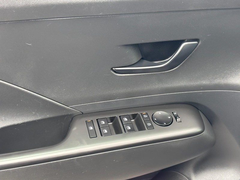 Hyundai Kona Vehicle Full-screen Gallery Image 16