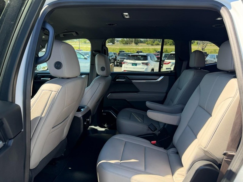 GMC Acadia Vehicle Full-screen Gallery Image 10