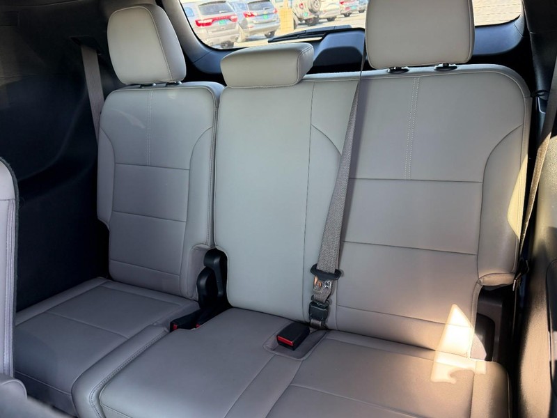 GMC Acadia Vehicle Full-screen Gallery Image 11