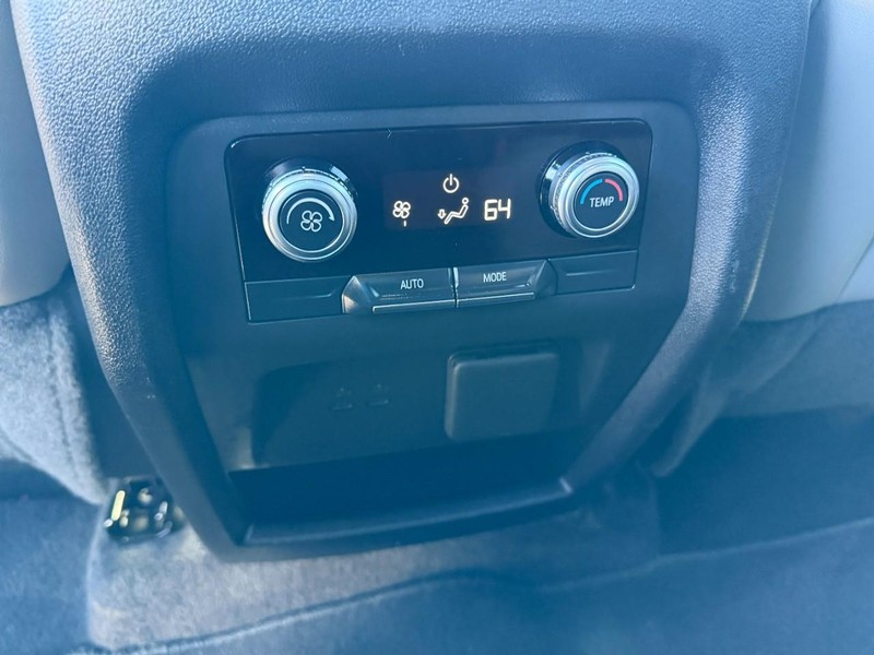 GMC Acadia Vehicle Full-screen Gallery Image 12