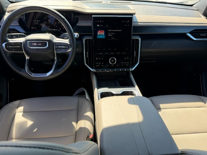 GMC Acadia Vehicle Full-screen Gallery Image 13
