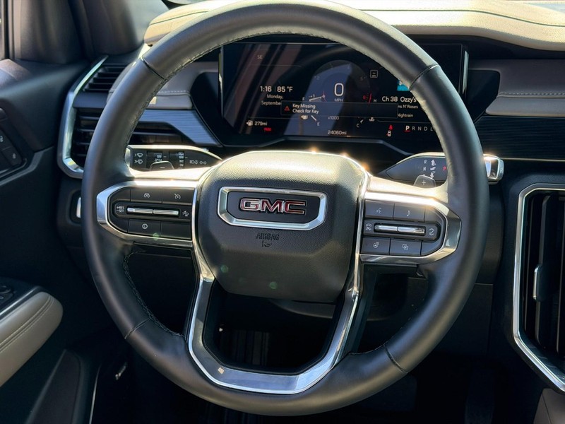 GMC Acadia Vehicle Full-screen Gallery Image 14