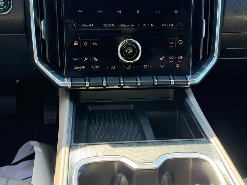 GMC Acadia Vehicle Full-screen Gallery Image 16