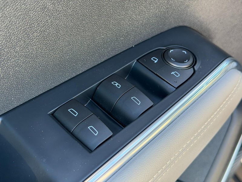 GMC Acadia Vehicle Full-screen Gallery Image 18