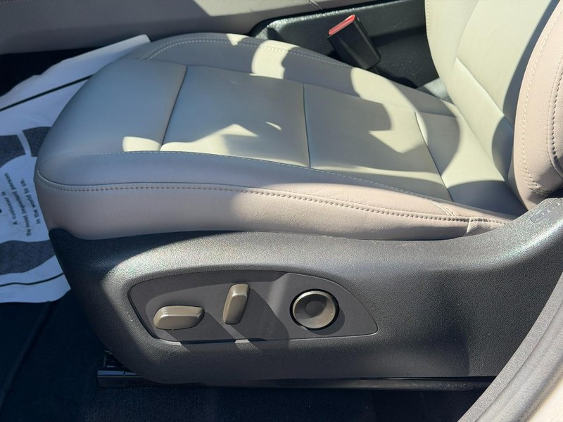GMC Acadia Vehicle Full-screen Gallery Image 19