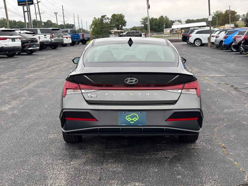 Hyundai Elantra Vehicle Full-screen Gallery Image 04