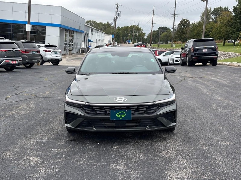Hyundai Elantra Vehicle Full-screen Gallery Image 08