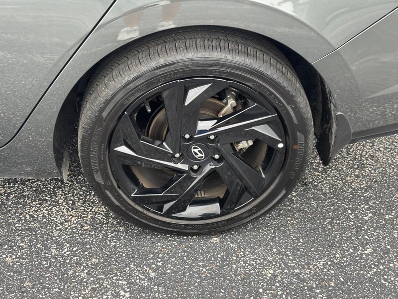 Hyundai Elantra Vehicle Full-screen Gallery Image 09