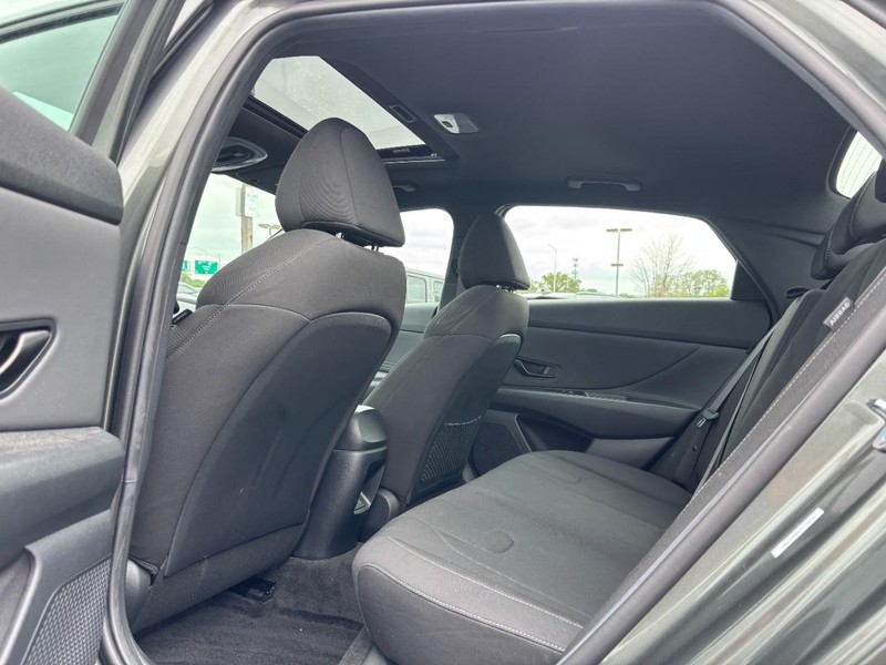 Hyundai Elantra Vehicle Full-screen Gallery Image 10